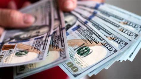Dólar blue retrocede: Cierre de la semana en $708 con brecha del 101,4%