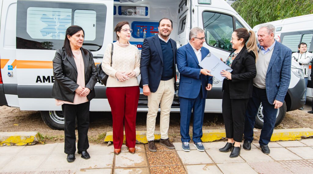 Entrega de ambulancias equipadas como unidades de terapia intensiva