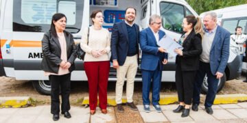 Entrega de ambulancias equipadas como unidades de terapia intensiva