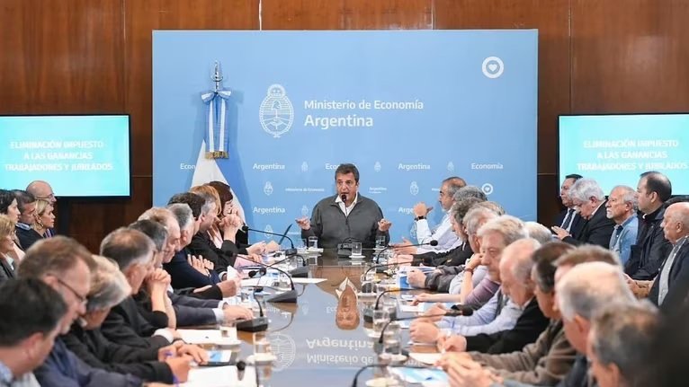 Ganancias: Massa anunció el proyecto para eliminar el impuesto y un mínimo de 1,7 millón