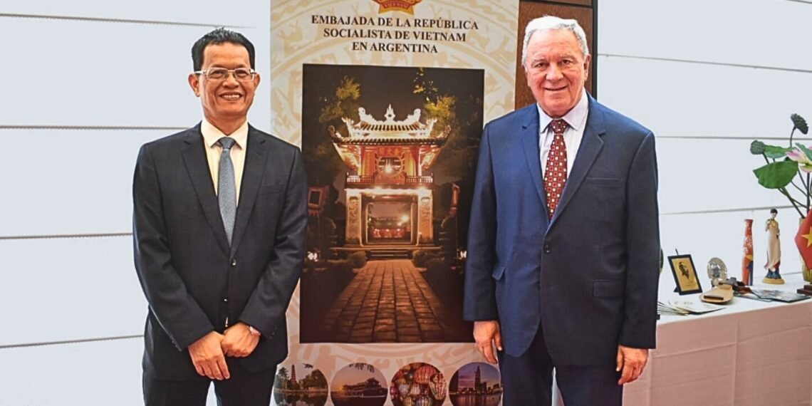 Rubén Dusso estuvo junto al embajador de Vietnam