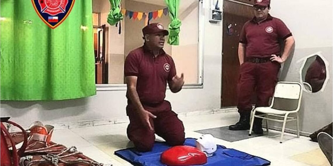 Bomberos imparten una charla vital sobre primeros auxilios a docentes de un jardín maternal