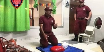 Bomberos imparten una charla vital sobre primeros auxilios a docentes de un jardín maternal