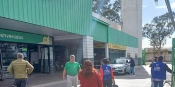 Decomisan mercadería vencida de un reconocido supermercado