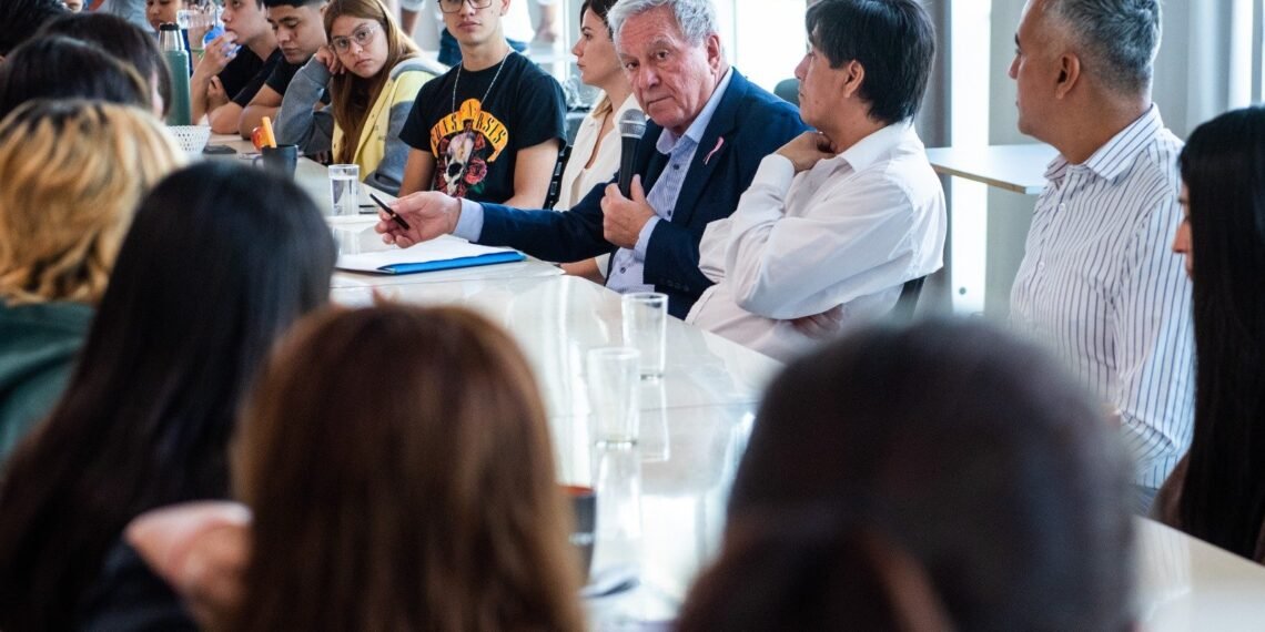 Estudiantes de la Residencia universitaria conversaron con autoridades provinciales