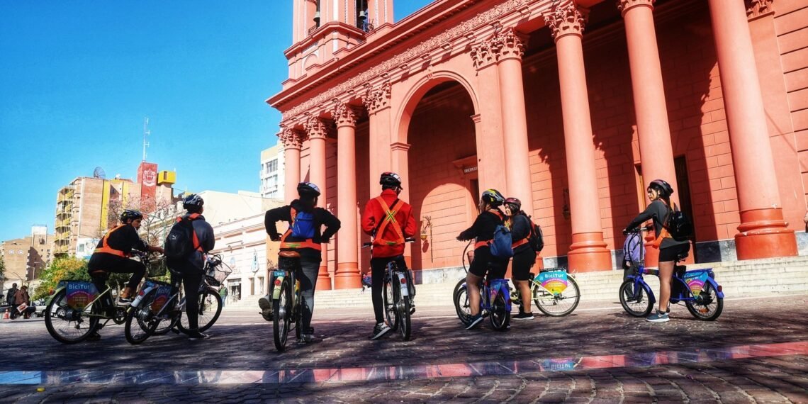 La Capital atrae a nuevos segmentos turísticos, como parejas, solos y grupos de amigos que la eligen como destino
