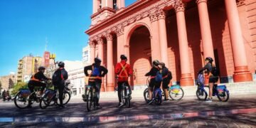 La Capital atrae a nuevos segmentos turísticos, como parejas, solos y grupos de amigos que la eligen como destino