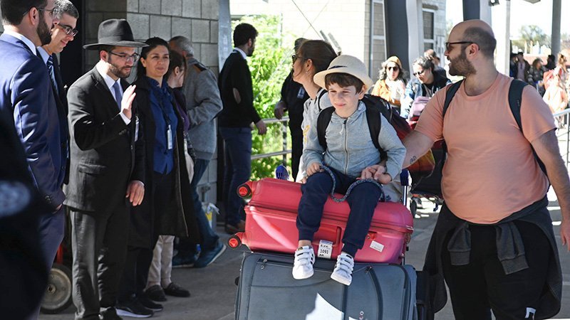 Llegó al país el segundo vuelo desde Roma con argentinos repatriados de Israel