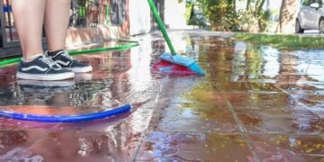 Advierten sobre el desperdicio de agua que conlleva el riego de veredas