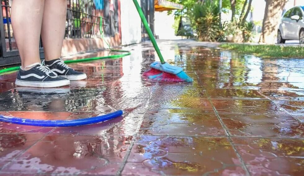 Advierten sobre el desperdicio de agua que conlleva el riego de veredas