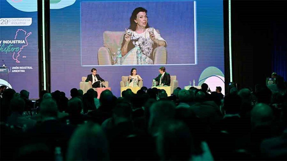 Diana Mondino le recomendó a industriales comprar generadores eléctricos