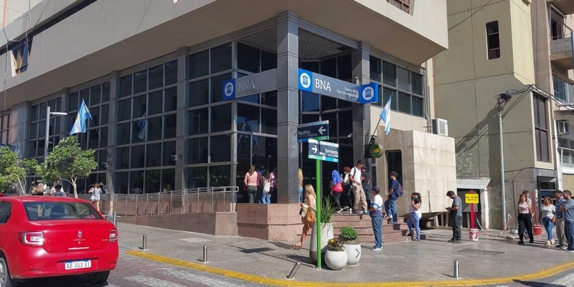 Feriado bancario: cuáles son las operaciones que no estarán habilitadas este lunes