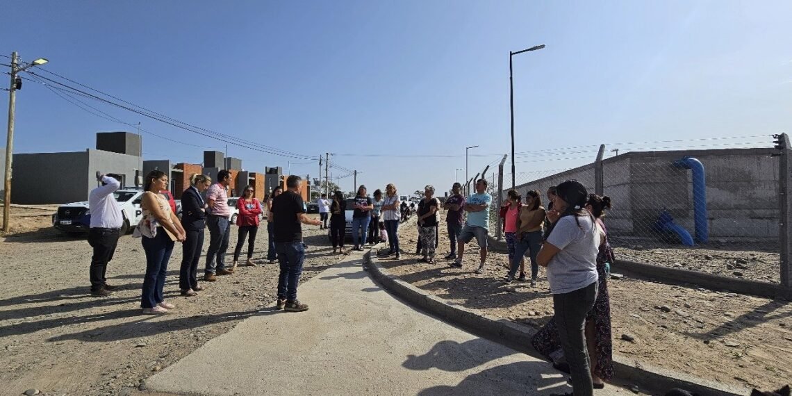 Vecinos de Valle Chico y Barrio Ojo de Agua se informaron sobre obras para mejorar el servicio