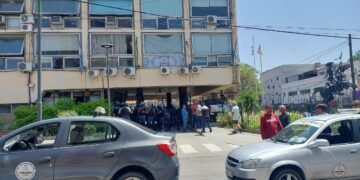 VIDEO: Chofer es detenido durante manifestación de taxis y remises