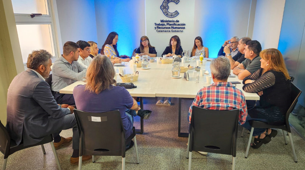 El Gobierno propuso un incremento del 13.5% a los gremios estatales