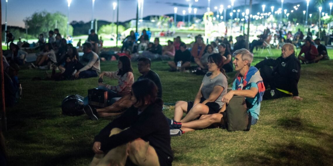El público acompañó la primera jornada del ciclo “Cine bajo las estrellas”