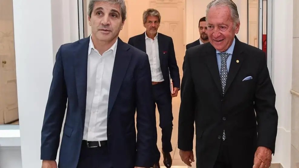 Luis Caputo le dijo a la UIA que tras conseguir superávit fiscal “habrá una brutal baja de impuestos”