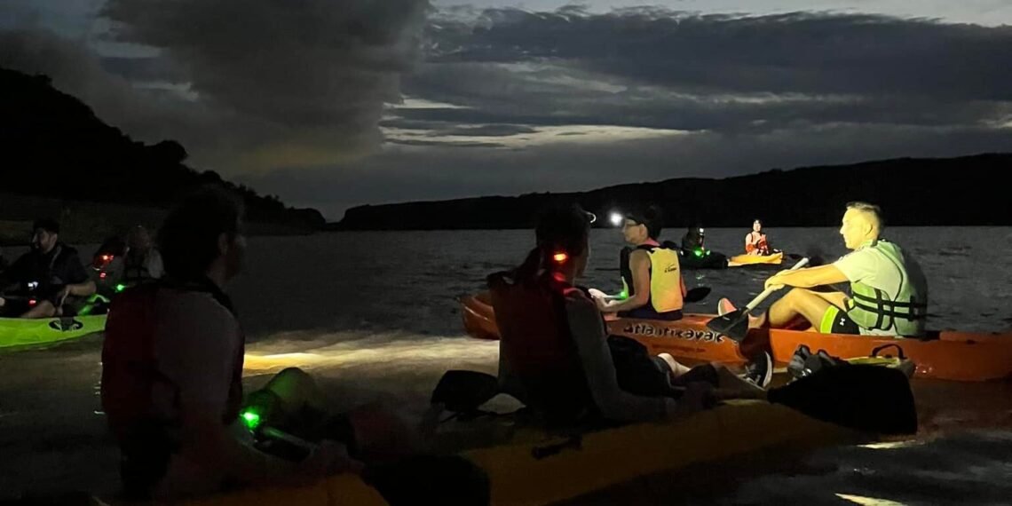 Aventura nocturna en Kayak bajo la luna llena en El Jumeal