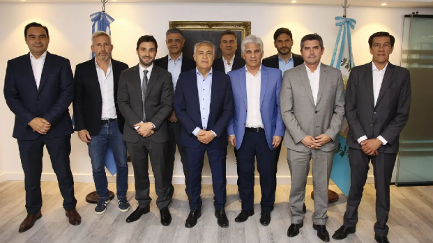 El Gobierno negocia con gobernadores de Juntos por el Cambio apoyo a la Ley Ómnibus