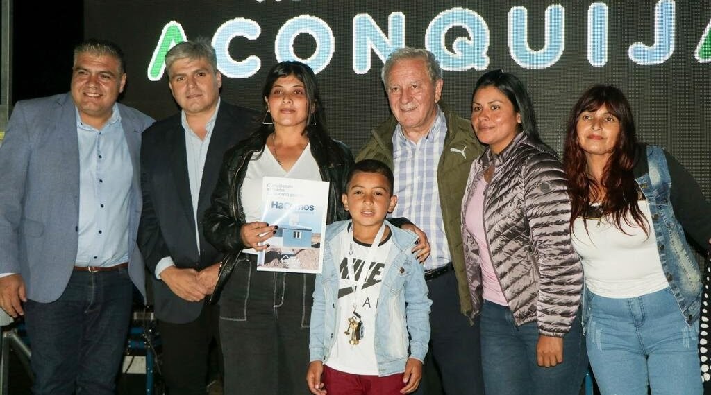El vicegobernador Dusso y el intendente Cristian Gutiérrez entregaron viviendas en Aconquija