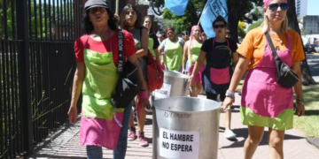 El Gobierno giró más plata para la Tarjeta Alimentar, pero redujo a cero las partidas para comedores