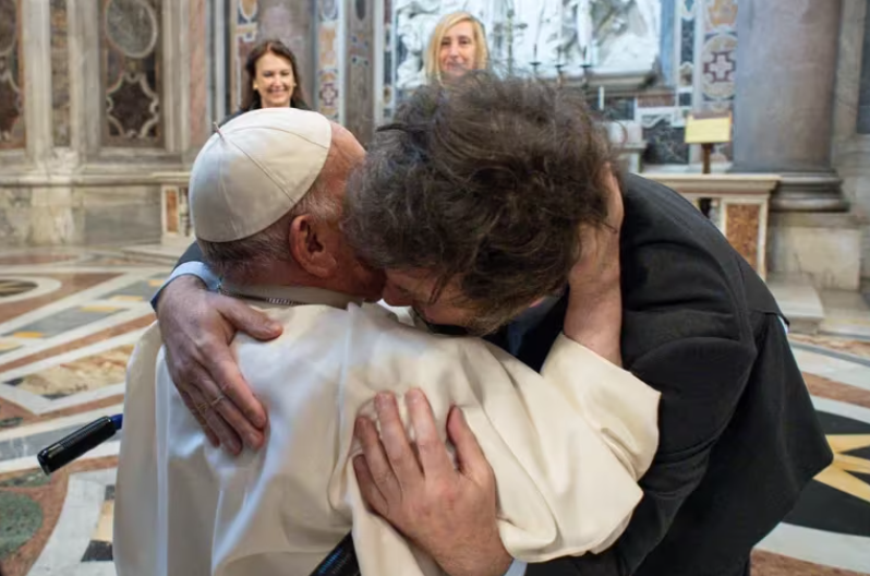 El primer encuentro público entre Milei y el Papa Francisco
