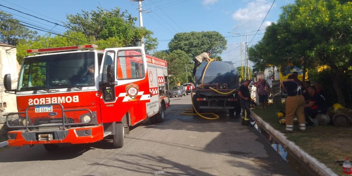 Incendio en una vivienda en Fray Mamerto Esquiú: rápida respuesta de equipos de emergencia