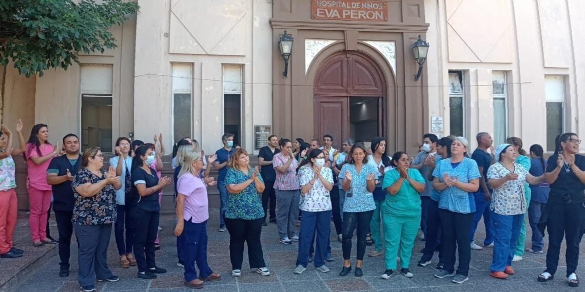 “Salud somos todos”: Profesionales y empleados del Hospital de Niños “Eva Perón” exigen mejoras salariales y laborales