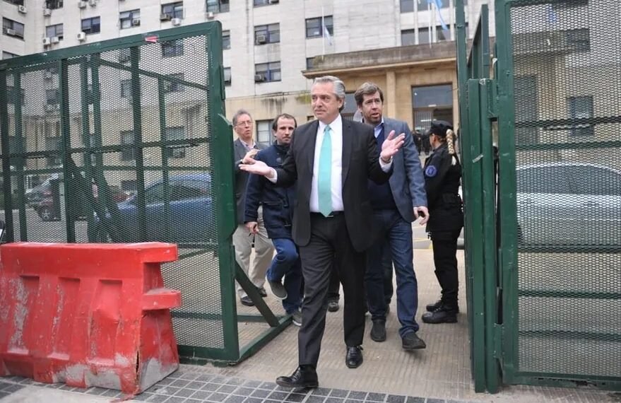 Alberto Fernández fue imputado en la causa por irregularidades en la contratación de seguros