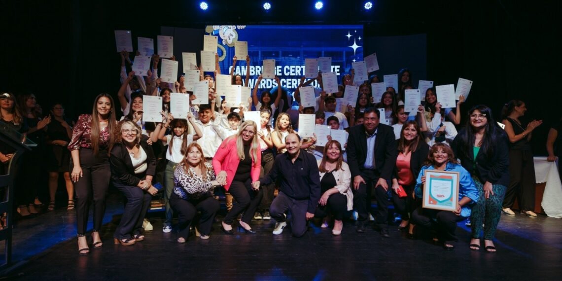 Estudiantes del SEM de la Capital reciben Certificados de Exámenes Cambridge
