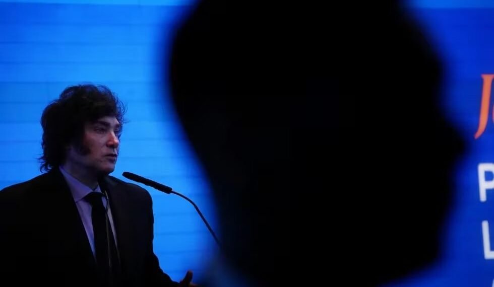 Javier Milei: “echamos 50 mil empleados públicos y van a caer 70 mil contratos más”