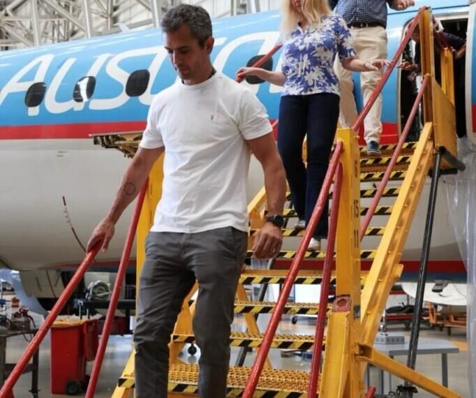 Karina Milei, Martín Menem y Manuel Adorni recorrieron instalaciones de Aerolíneas Argentinas