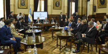 La Comisión Bicameral convocó a Luis Caputo y a Nicolás Posse para discutir el DNU de Javier Milei