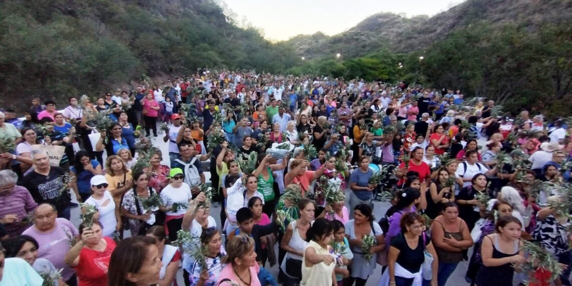 Multitudinaria peregrinación a la Gruta de la Virgen marca el inicio de la Semana Santa