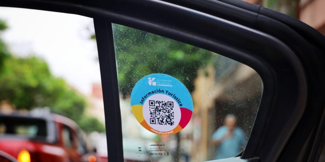 Turismo de la Capital impulsa la información turística mediante códigos QR en taxis