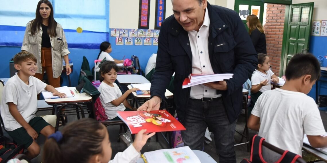 Gustavo Saadi entregó libros a los alumnos del SEM