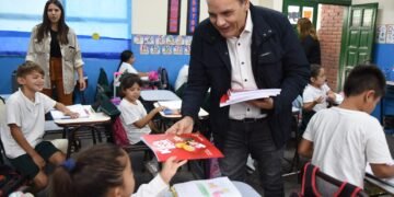 Gustavo Saadi entregó libros a los alumnos del SEM