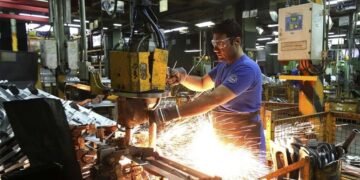 La industria se derrumbó 9,9% interanual en febrero de 2024