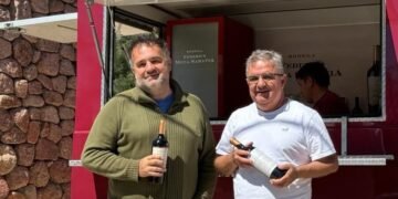Raúl Jalil visita la emblemática Bodega Federico Mena Saravia en el Alto Valle de Hualfín