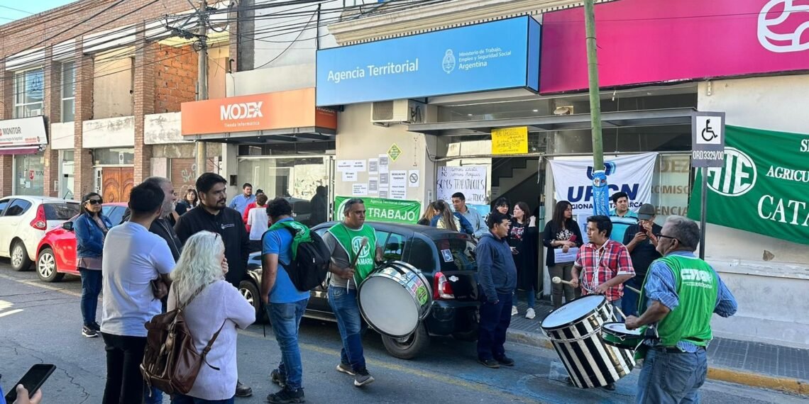 Trabajadores de la Agencia Territorial en Catamarca se manifiestan contra los despidos