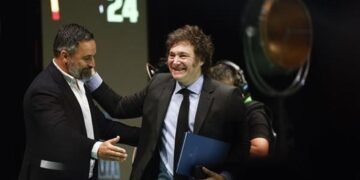 España retira a la embajadora en Buenos Aires tras los nuevos insultos de Milei y deja solo a un encargado de negocios