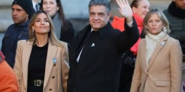 Jorge Macri encabeza el izamiento de la bandera en Plaza de Mayo