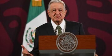 La Mañanera hoy 20 de mayo | AMLO reconoce que explanada del Zócalo se llenó por la ‘Marea Rosa’
