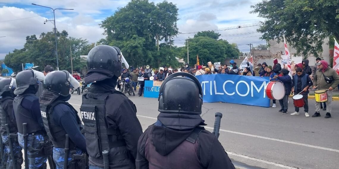 Manifestación de trabajadores de Textilcom: “El Gobierno trajo al empresario y en ningún momento se ocupó de hacer un seguimiento”