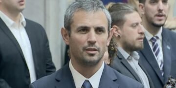 Milei tiene su «show» en el Luna Park, pero la UCR y UxP le imponen el repertorio en el Congreso