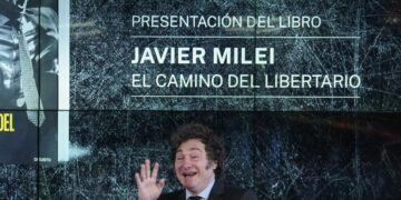 Milei volvió al país y redobló la apuesta contra Pedro Sánchez: «Surfeando sobre una ola de lágrimas socialistas»