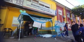 Misiones: crece la protesta de estatales, hubo incidentes frente a la Legislatura y manifestantes fueron a la casa del gobernador