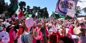 Tercera “Marea Rosa”: Zócalo amanece sin bandera a pesar de promesas de AMLO | EN VIVO