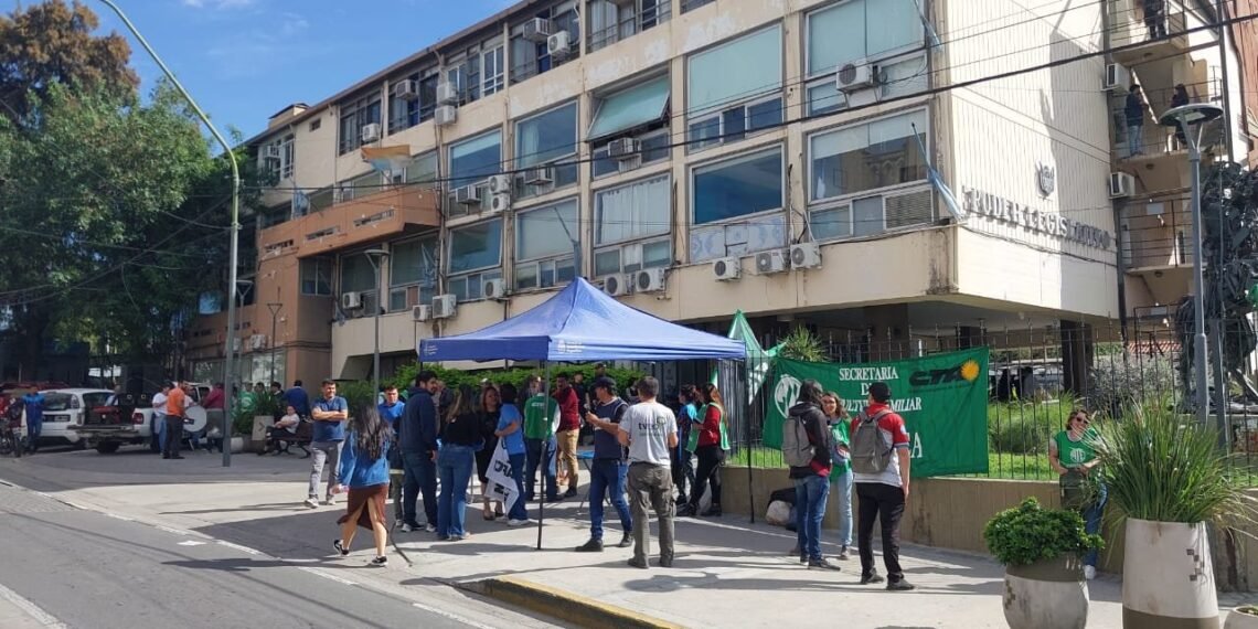 Trabajadores de Centros de Referencia de la provincia protestarán en la Plaza 25 de Mayo