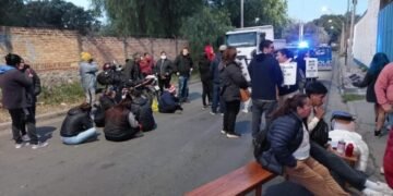 A un mes de la toma, los obreros de Textilcom marcharon a Plaza 25 de Mayo
